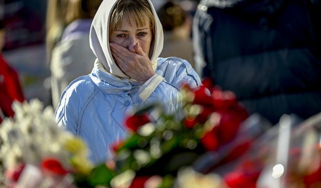 Hayatını kaybedenler için Crocus City Hall'a çiçek bırakıldı