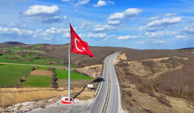 'Türkiye'nin en büyük bayrağı' Samsun semalarında