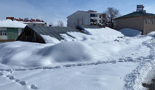 Karlıova’da evler kara gömüldü