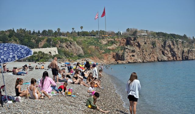 Antalyalılar 32 derece ile sahilleri doldurdu!