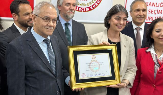 Sinem Dedetaş mazbatasını aldı