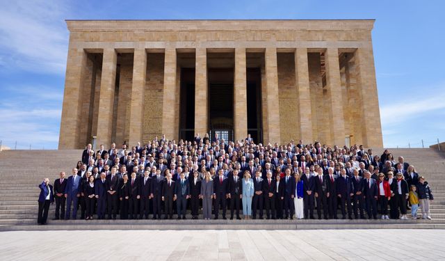 CHP'li 26 başkan Anıtkabir'i ziyaret etti