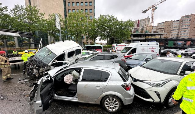 Beşiktaş'ta feci kaza: 8 araç birbirine girdi