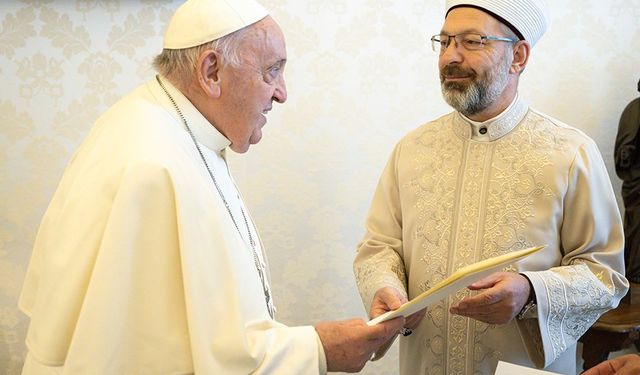 Erbaş, Vatikan’da Papa Fransuva ile görüştü