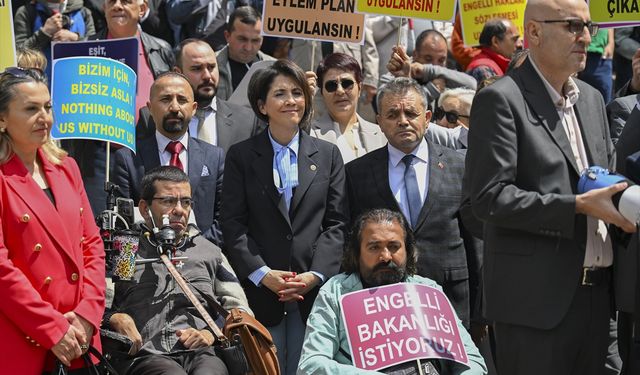 Engellilerden TBMM önünde protesto!