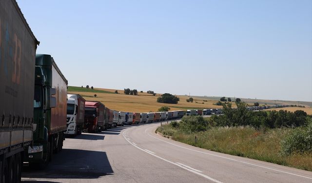 Hamzabeyli'de 24 kilometre tır kuyruğu oluştu