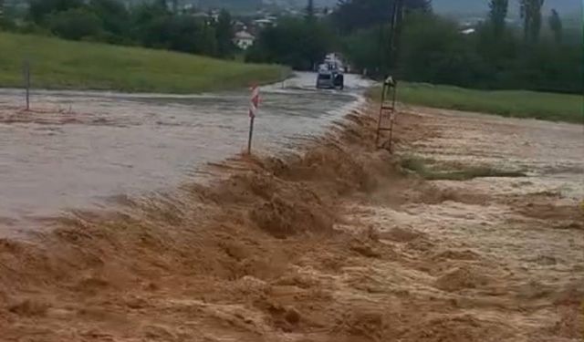 Adana'da şiddetli yağış sele neden oldu