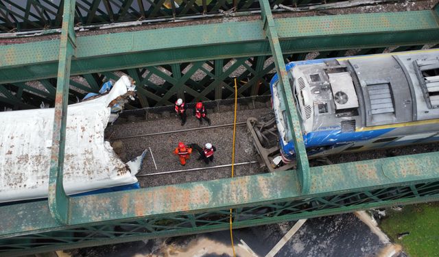 Yolcu treni boş trene çarptı: 90 yaralı!