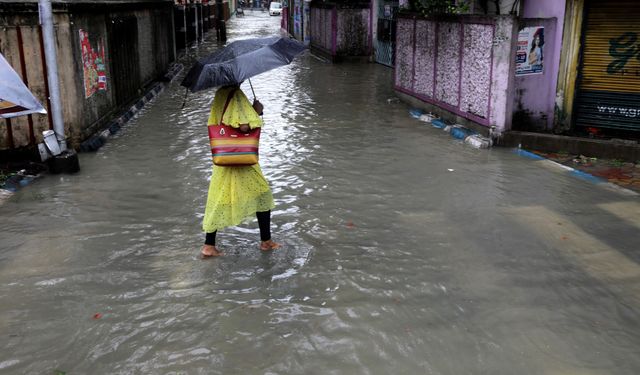 Hindistan ve Bangladeş’i kasırga vurdu