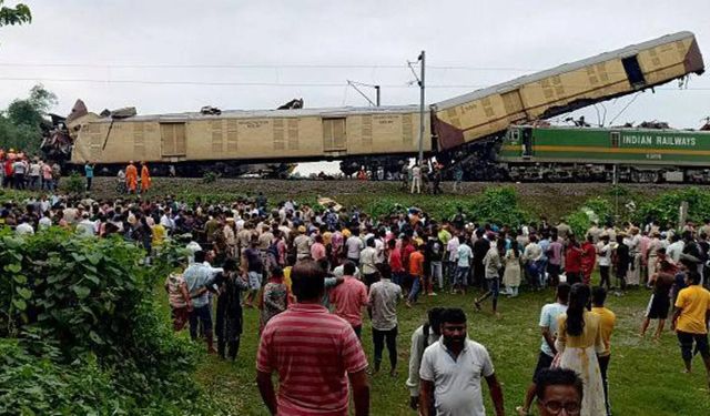 Hindistan’da tren kazası: 8 ölü 60 yaralı