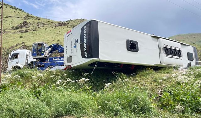 Yolcu otobüsü tırla çarpıştı: 2 ölü, 30 yaralı