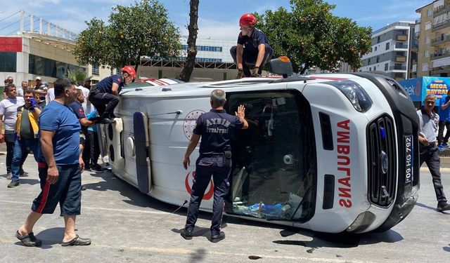 Hasta taşıyan ambulans devrildi: 4 yaralı