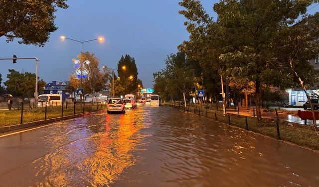 Erzurum'da şiddetli sağanak taşkına neden oldu