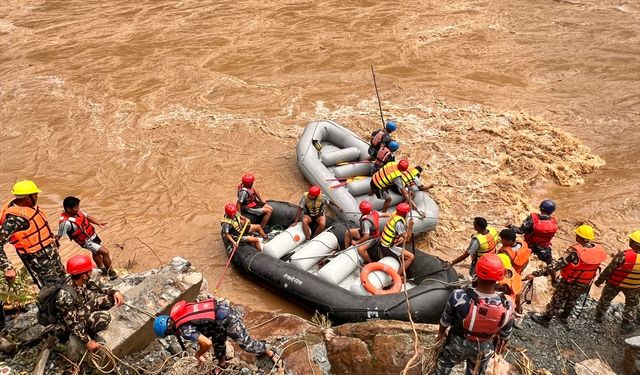 Otobüsler nehire yuvarlandı: 62 kişi kayboldu!