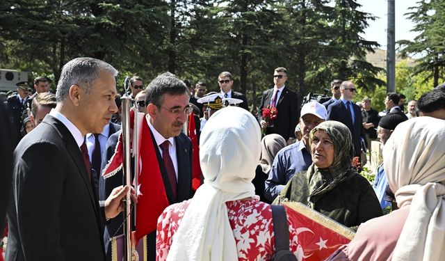 Yılmaz ve Yerlikaya, 15 Temmuz Şehitliği'ne karanfil bıraktı!