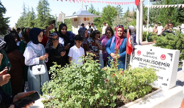 Ömer Halisdemir'in kabrine ziyaretçi akını!