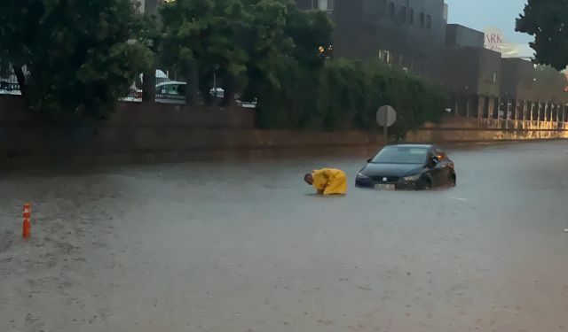 Osmaniye'de araçlar suya gömüldü