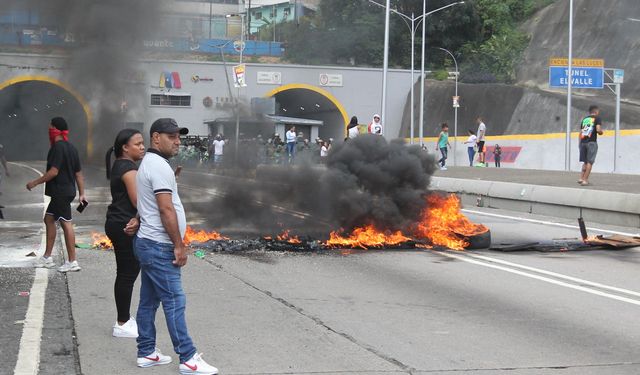 Maduro karşıtları seçimden sonra caddeleri ateşe verdi