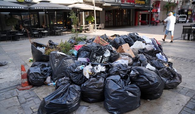 Çalışanlar iş bıraktı: İzmir çöp altında kaldı!