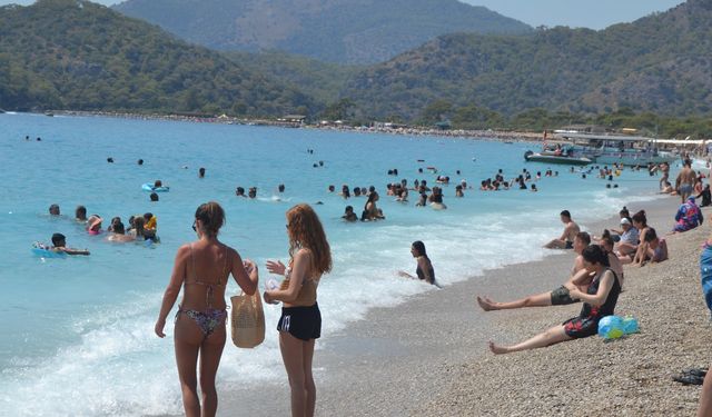 Ölüdeniz’e tatilci akını