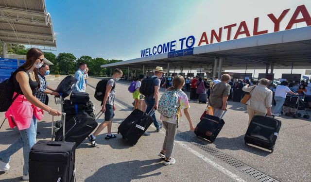 Antalya'ya uçakla 10 milyon 600 bin turist geldi!