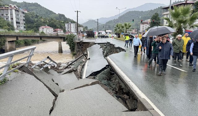 Artvin-Hopa kara yolu çöktü!