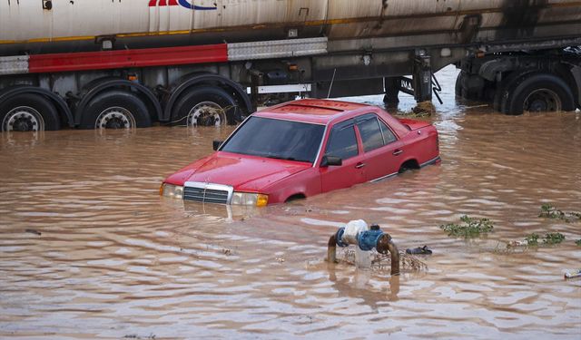 Gaziantep'te sağanak kenti kilitledi