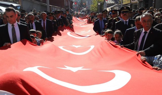 Cumhuriyet'in 101. yılında 101 metrelik Türk bayrağı ile yürüdüler