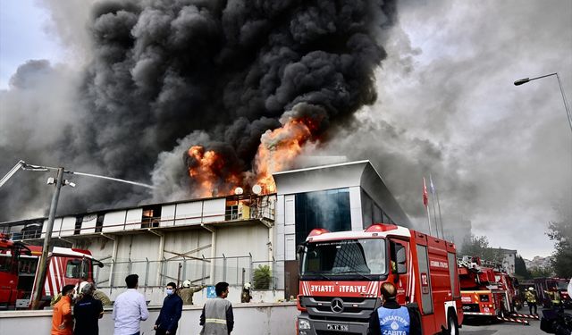 Sancaktepe'de iş yeri cayır cayır yandı!