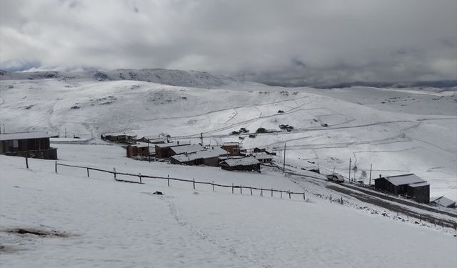 Karadeniz'de 5 ilde yüksek kesimlere kar düştü!