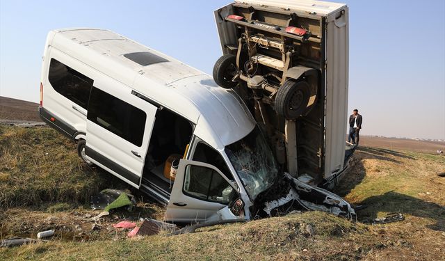 Diyarbakır'da akıllara durgunluk veren kaza; 15'i öğretmen, 17 yaralı!