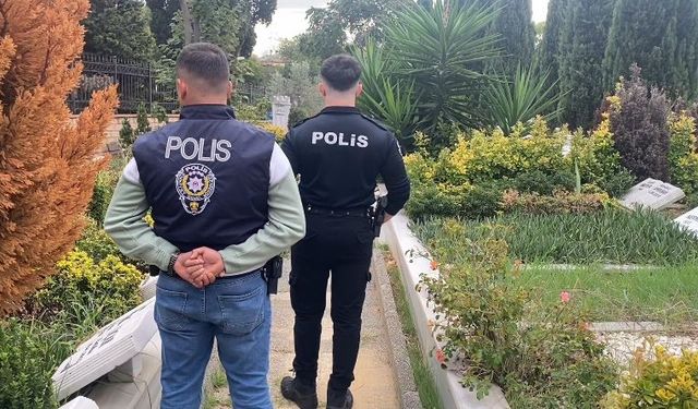 Polis mezarlıkta nöbet tutuyor