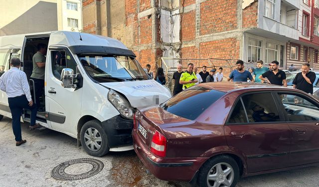 Sinop'ta feci kaza! Okul servisi ile otomobil çarpıştı