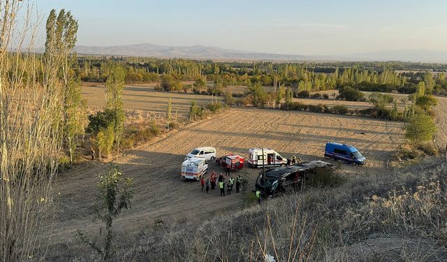 Yolcu otobüsü şarampole devrildi: Çok sayıda yaralı var