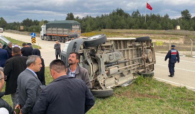 Öğrencileri taşıyan servis tırla çarpıştı