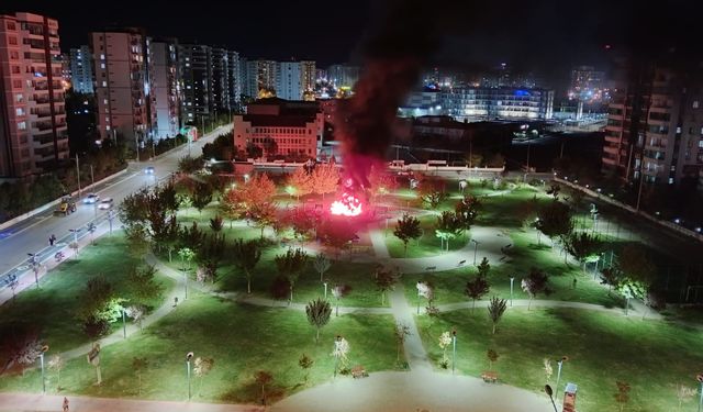 Diyarbakır’da çocuk oyun parkı alevlere teslim oldu