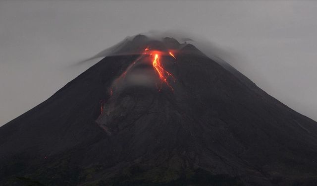 Merapi Yanardağı'nın patlaması üzerine alarma geçildi!