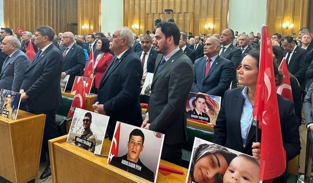 İYİ Parti'den Bahçeli'ye fotoğraflı protesto