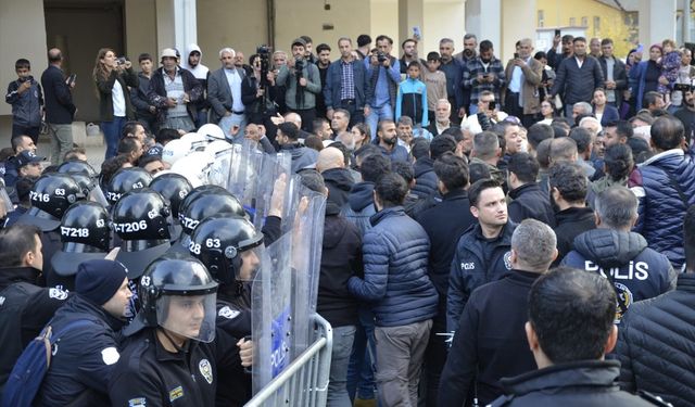 Kayyum atanan belediye önünde taşlı saldırı: 2 polis yaralandı