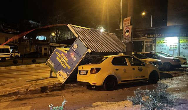 Bursa'da kuvvetli fırtına herşeyi devirdi!