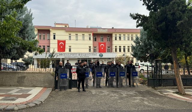 Belediye önünde polise taşlı saldırıda 10 tutuklama!