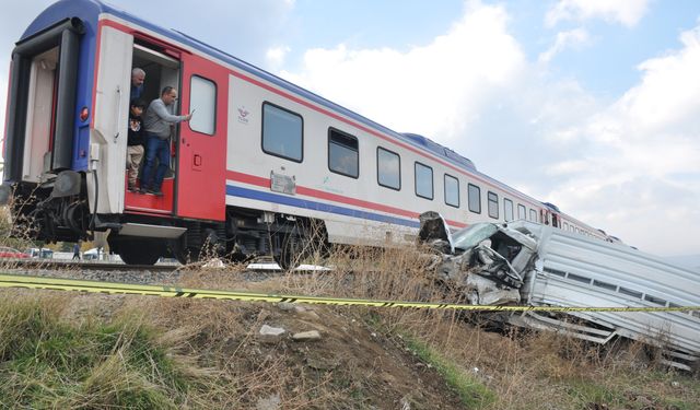 Tren kamyoneti biçti: 1 ölü, 1 yaralı