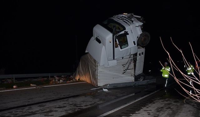 Kaza yapan tırın kupası şaha kalktı!