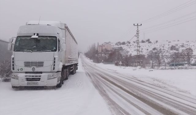 İki karayolu kar ve tipi nedeniyle TIR'lara kapatıldı!