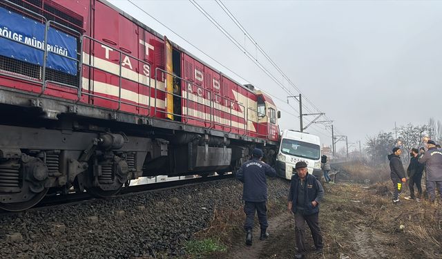 Yük treni servis aracına çarptı: 5 yaralı