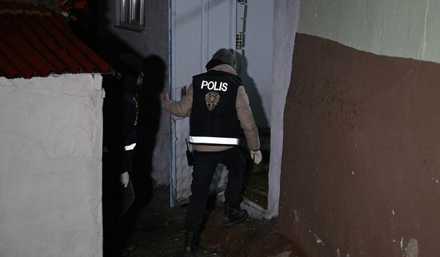 Silah paylaşımı yapan şüphelilere şafak operasyonu!