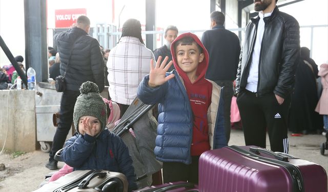 Suriyelilerin ülkelerine dönüşü aralıksız sürüyor!