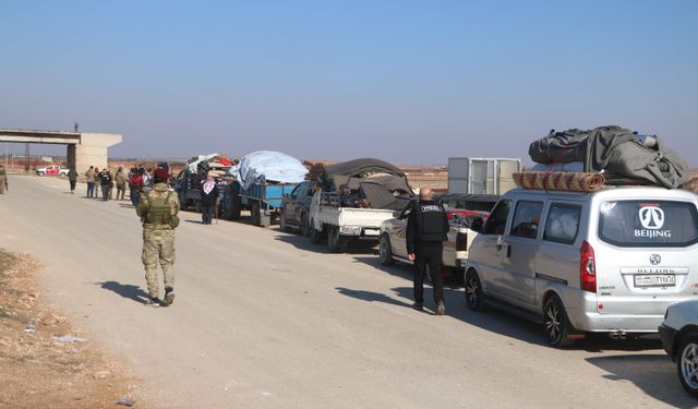 Tel Rıfat'taki Suriyeliler Afrin’e doğru yola çıktı