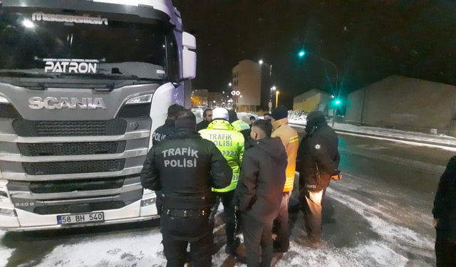 'Dur' ihtarına uymadı, tırı polislerin üzerine sürdü!