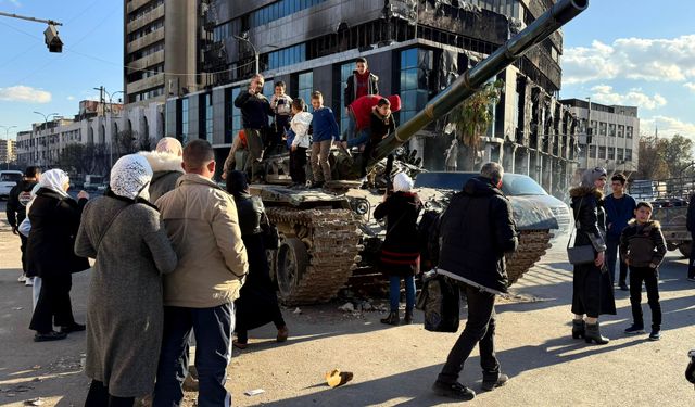 Esad'ın tankları çocuklara oyuncak oldu!